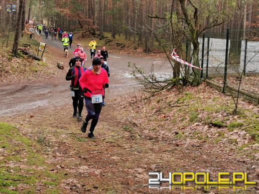 Zimowy półmaraton w Turawie. Biegacze obiegli duże jezioro