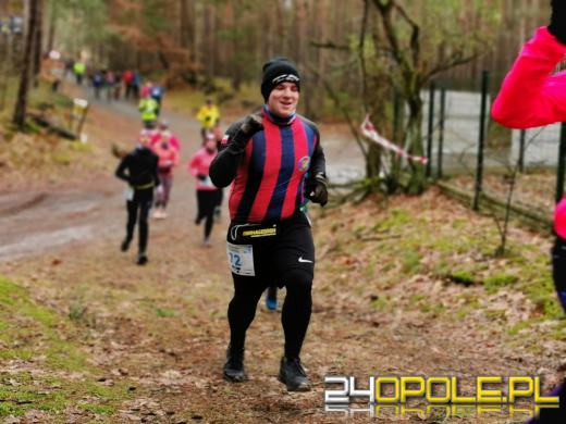Zimowy półmaraton w Turawie. Biegacze obiegli duże jezioro