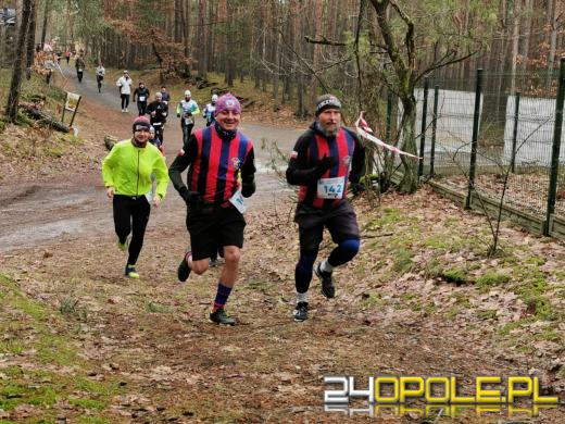 Zimowy półmaraton w Turawie. Biegacze obiegli duże jezioro