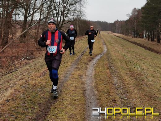 Zimowy półmaraton w Turawie. Biegacze obiegli duże jezioro