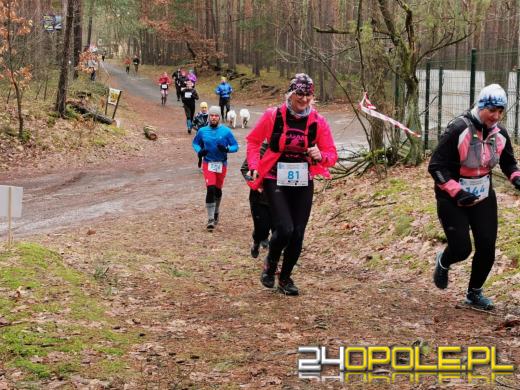 Zimowy półmaraton w Turawie. Biegacze obiegli duże jezioro