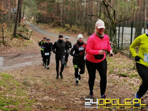Zimowy półmaraton w Turawie. Biegacze obiegli duże jezioro