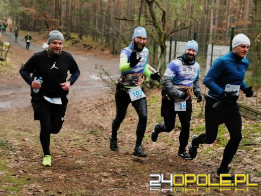 Zimowy półmaraton w Turawie. Biegacze obiegli duże jezioro
