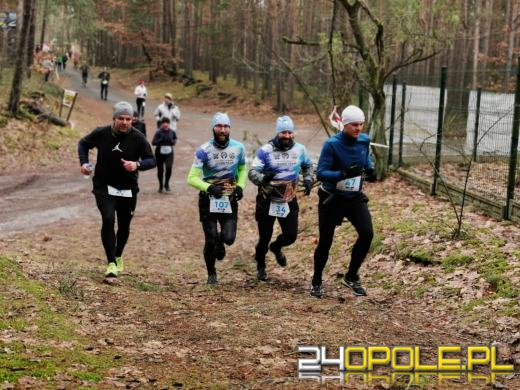 Zimowy półmaraton w Turawie. Biegacze obiegli duże jezioro