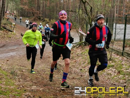 Zimowy półmaraton w Turawie. Biegacze obiegli duże jezioro