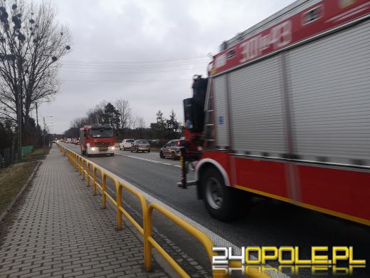 Wypadek w Walidrogach. Kierujący samochodem ciężarowym wjechał do rowu