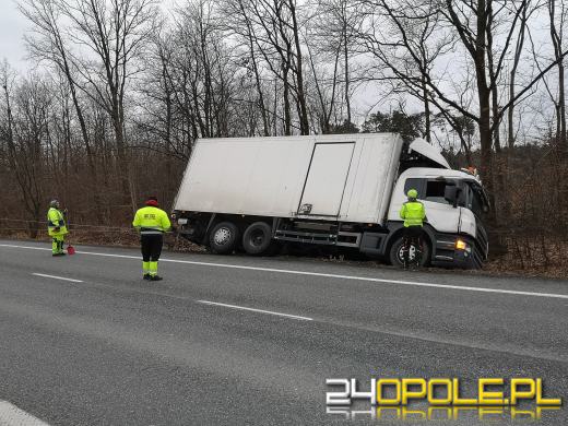 Wypadek w Walidrogach. Kierujący samochodem ciężarowym wjechał do rowu