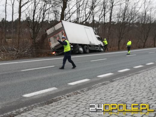 Wypadek w Walidrogach. Kierujący samochodem ciężarowym wjechał do rowu