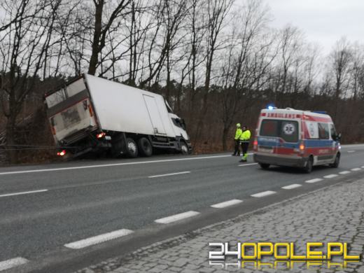 Wypadek w Walidrogach. Kierujący samochodem ciężarowym wjechał do rowu