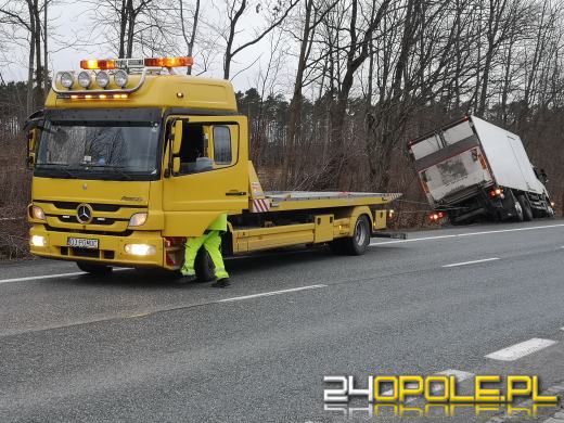 Wypadek w Walidrogach. Kierujący samochodem ciężarowym wjechał do rowu