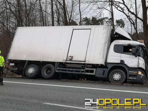 Wypadek w Walidrogach. Kierujący samochodem ciężarowym wjechał do rowu