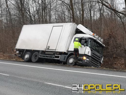 Wypadek w Walidrogach. Kierujący samochodem ciężarowym wjechał do rowu