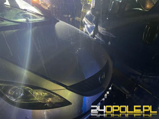 Zderzenie pojazdów w Zawadzkiem. Jeden z kierowców oddalił się z miejsca zdarzenia