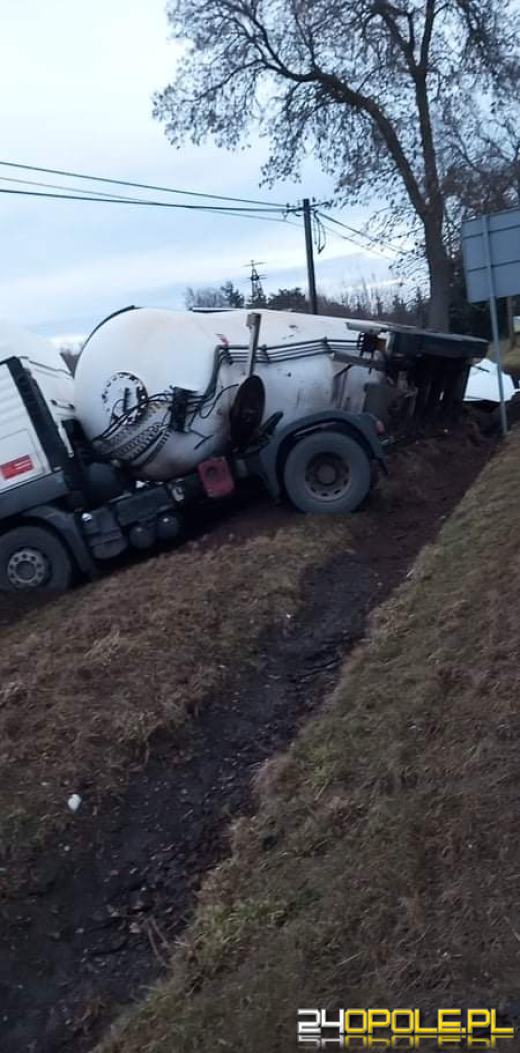 Cysterna z gazem wywróciła się do rowu