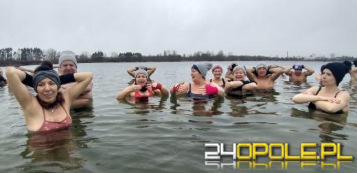 Deszczowa pogoda nie przegoniła morsów na kąpielisku Bolko