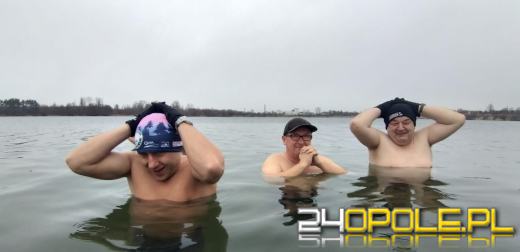 Deszczowa pogoda nie przegoniła morsów na kąpielisku Bolko