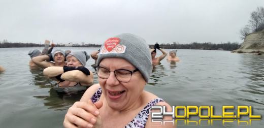 Deszczowa pogoda nie przegoniła morsów na kąpielisku Bolko