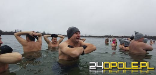 Deszczowa pogoda nie przegoniła morsów na kąpielisku Bolko