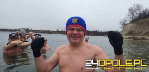 Deszczowa pogoda nie przegoniła morsów na kąpielisku Bolko