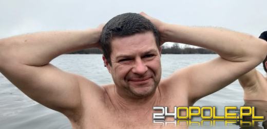 Deszczowa pogoda nie przegoniła morsów na kąpielisku Bolko