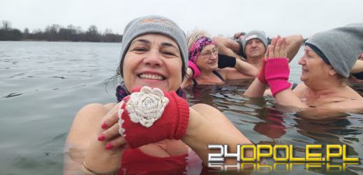 Deszczowa pogoda nie przegoniła morsów na kąpielisku Bolko