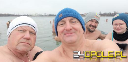 Deszczowa pogoda nie przegoniła morsów na kąpielisku Bolko