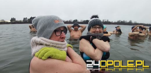 Deszczowa pogoda nie przegoniła morsów na kąpielisku Bolko