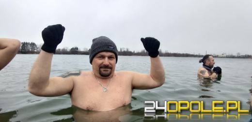 Deszczowa pogoda nie przegoniła morsów na kąpielisku Bolko