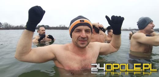 Deszczowa pogoda nie przegoniła morsów na kąpielisku Bolko