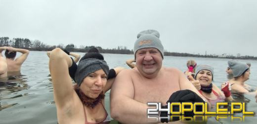 Deszczowa pogoda nie przegoniła morsów na kąpielisku Bolko