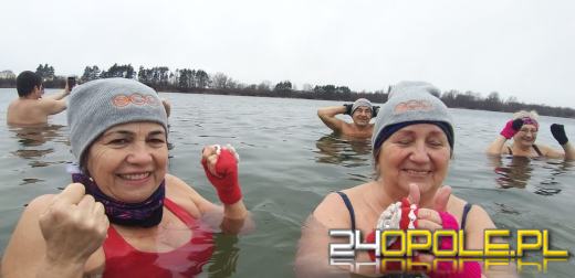 Deszczowa pogoda nie przegoniła morsów na kąpielisku Bolko