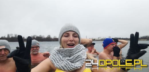 Deszczowa pogoda nie przegoniła morsów na kąpielisku Bolko