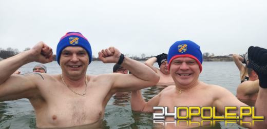 Deszczowa pogoda nie przegoniła morsów na kąpielisku Bolko