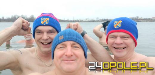 Deszczowa pogoda nie przegoniła morsów na kąpielisku Bolko