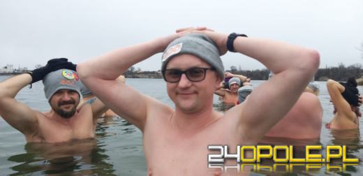 Deszczowa pogoda nie przegoniła morsów na kąpielisku Bolko