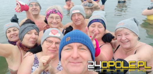 Deszczowa pogoda nie przegoniła morsów na kąpielisku Bolko