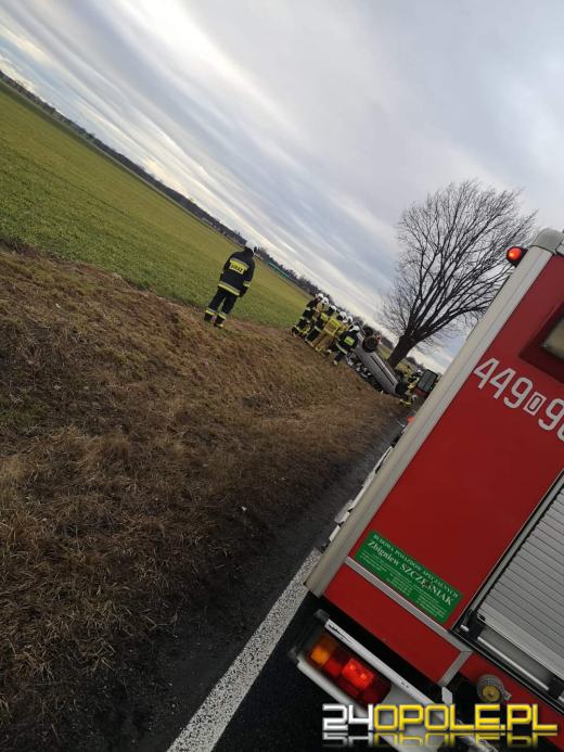 Wypadek na DK45 w powiecie krapkowickim. Samochód dachował poza drogą