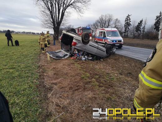 Wypadek na DK45 w powiecie krapkowickim. Samochód dachował poza drogą
