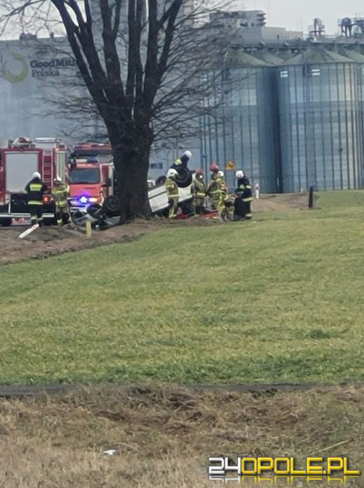 Wypadek na DK45 w powiecie krapkowickim. Samochód dachował poza drogą