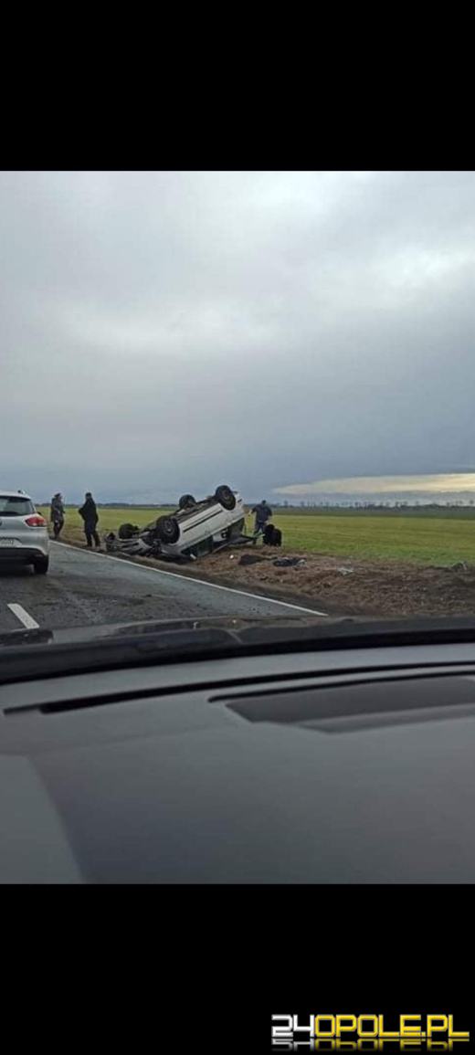Wypadek na DK45 w powiecie krapkowickim. Samochód dachował poza drogą