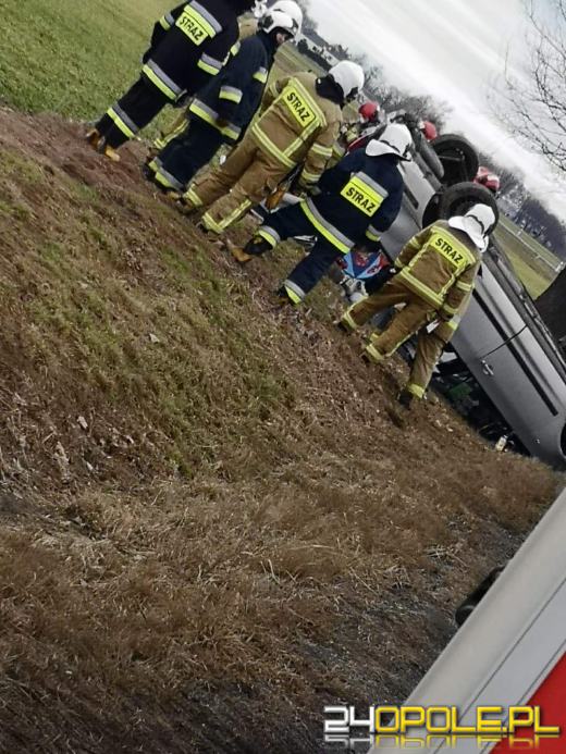 Wypadek na DK45 w powiecie krapkowickim. Samochód dachował poza drogą