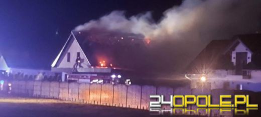 Pożar przewodu kominowego szybko rozprzestrzenił się na dach domu