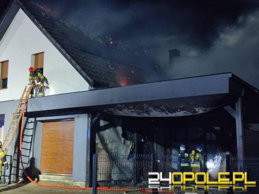 Pożar przewodu kominowego szybko rozprzestrzenił się na dach domu