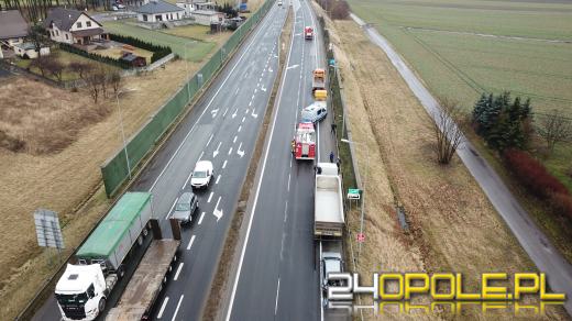 Zderzenie dwóch ciężarówek i osobówki na obwodnicy Opola