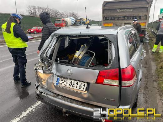 Zderzenie dwóch ciężarówek i osobówki na obwodnicy Opola