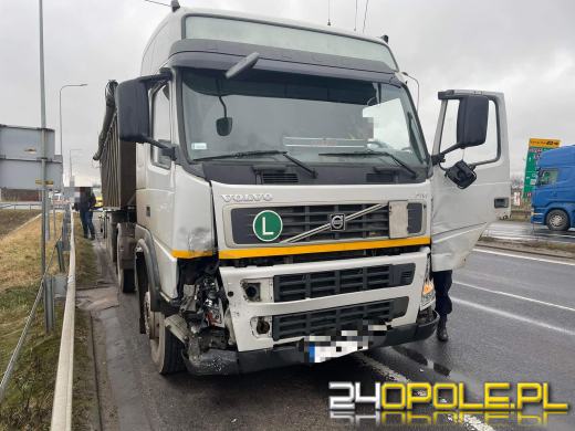 Zderzenie dwóch ciężarówek i osobówki na obwodnicy Opola