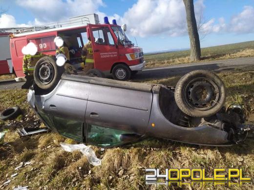 Audi dachowało w powiecie głubczyckim. Dwie osoby w szpitalu