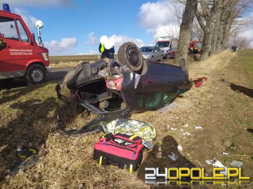 Audi dachowało w powiecie głubczyckim. Dwie osoby w szpitalu