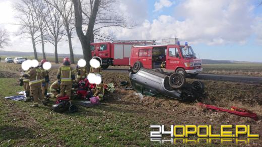 Audi dachowało w powiecie głubczyckim. Dwie osoby w szpitalu