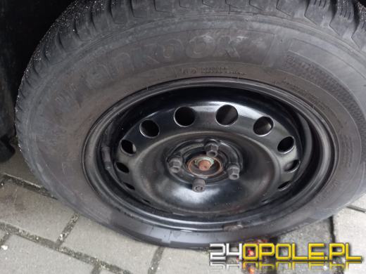 Policja szuka "nożownika" z Chabrów. Przebił kilkadziesiąt opon 